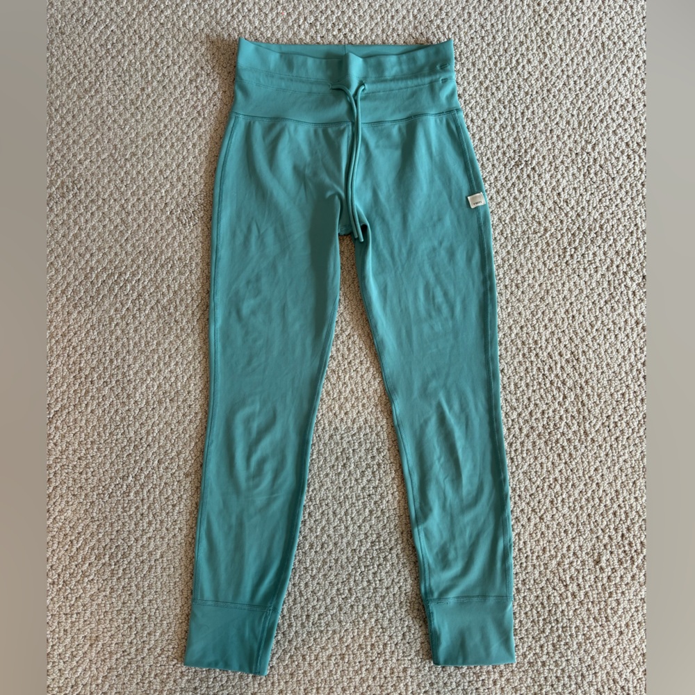 Vuori Daily Legging in Basil